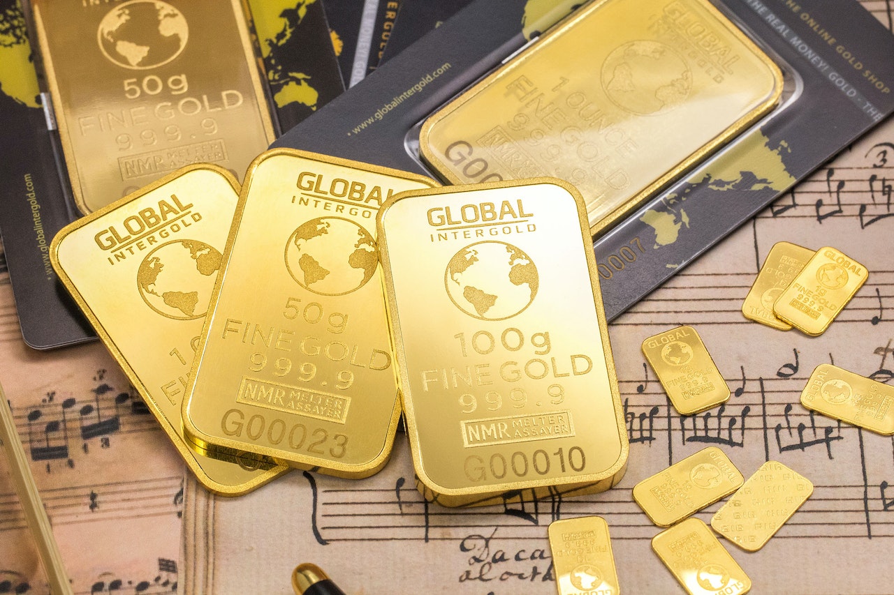 Bezpieczna przystań w niepewnych czasach - czy warto kupować złoto?
